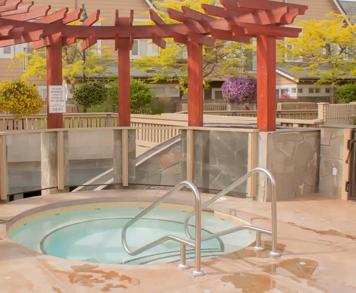 okanagan-lodging-hot-tub-amenities-sq